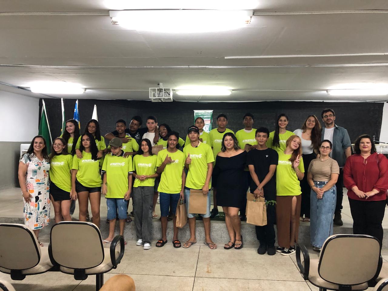 Estudantes do Partiu IF com equipe do IFG